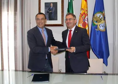 Ignacio Caraballo y Francisco Ruiz, tras la firma del convenio. / Diputaci&oacute;n de Huelva