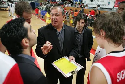 El vigu&eacute;s Quino Salvo habla con sus jugadores en el descanso de uno de los &uacute;ltimos choques del Gestib&eacute;rica.-Horizontal.