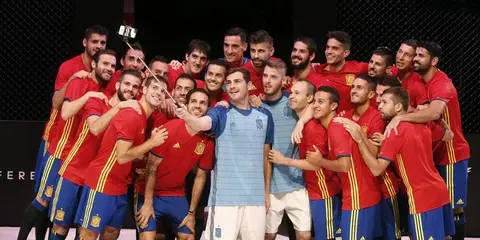 GRA427. LAS ROZAS (MADRID), 10/11/2015.- El portero y capitán de la selección española de fútbol Iker Casillas (c) se hace un selfi con sus compañeros durante la presentación hoy de la nueva equipación que utilizarán en la Eurocopa 2016, tras el entrenamiento llevado a cabo esta tarde en la Ciudad deportiva de las Rozas para preparar el partido amistoso frente a Inglarerra que disputarán el viernes. EFE/Kiko Huesca
