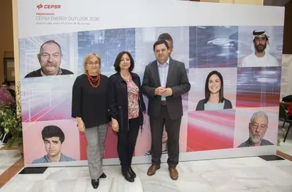 HUELVA , 25/05/18 HUELVA - El director de Estrategia de Cepsa , Hector Perea , primer Cepsa Energy Outlook 2030, al que asiste el delegado Territorial de Economia , Innovacion , Ciencia y Empleo de la Junta de Andalucia en Huelva , Manuel Ceada.  En el claustro de la Facultad de Ciencias Empresariales y Turismo , Campus de La Merced .
Foto: ALBERTO DIAZ / CEPSA