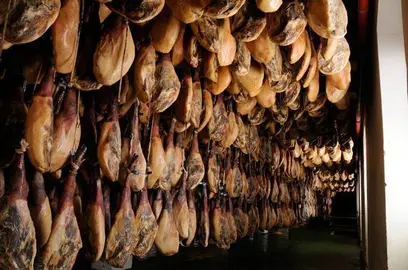 Jamones en secadero Sierra de Huelva