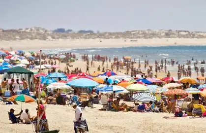 Concentración de bañistas en una playa de Huelva