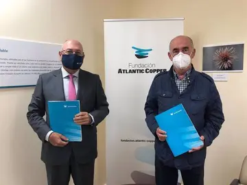 23/10/2020 El director de la Fundación Atlantic Copper, Antonio de la Vega, y el presidente de Aspacehu, Carlos Cabaleiro, tras la firma del acuerdo.
POLITICA ANDALUCÍA ESPAÑA EUROPA HUELVA SOCIEDAD
FUNDACIÓN ATLANTIC COPPER.