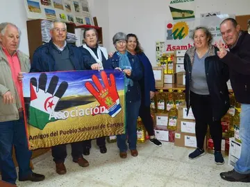 Entrega de alimentos con destino a los campamentos de refugiados saharauis en Cartaya.