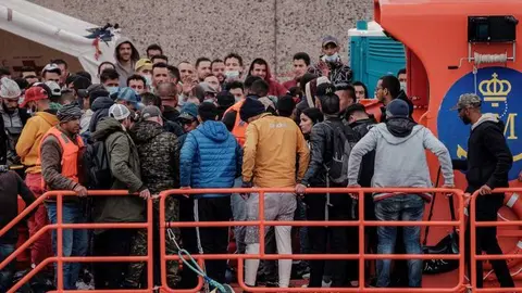 Imagen de RTVE de los migrantes en los puertos canarios.