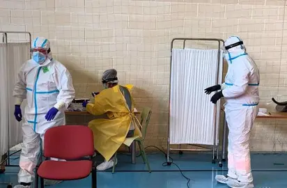 14/12/2020 Uno de los cribados realizados la pasada semana en la provincia de Huelva..
La Consejería de Salud y Familias realizará esta semana nuevos cribados poblaciones de Covid-19 en cuatro municipios de la provincia de Huelva con el objetivo de conocer la incidencia del virus. Se trata de Ayamonte, donde tendrán lugar este lunes; Niebla, el miércoles; San Bartolomé de la Torre, el jueves, y Rociana del Condado, el viernes. Asimismo, los realizados la pasada semana en Lucena del Puerto, La Palma del Condado, Palos de la Frontera y Minas de Riotinto finalizaron con solo dos positivos.
ANDALUCÍA ESPAÑA EUROPA HUELVA SALUD
JUNAT DE ANDALUCÍA