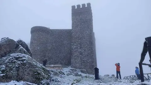 La nieve cubre el paisaje del castillo de Cortegana