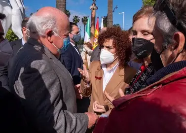 13/02/2021 La presidenta de la Diputación de Huelva conversa con Jesús Aguirre.

La presidenta de la Diputación de Huelva, María Eugenia Limón (PSOE), ha reclamado este sábado a la Junta de Andalucía, concretamente a la Consejería de Salud y Familias, más puntos de vacunación contra el coronavirus en la provincia para facilitar el desplazamiento a las personas mayores y saber cuáles son los que hay.

POLITICA ANDALUCÍA ESPAÑA EUROPA HUELVA
JUNTA