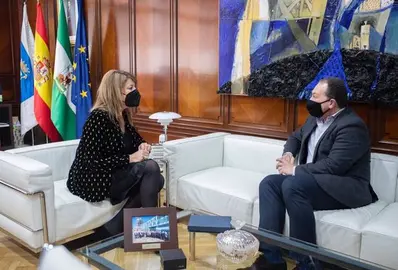 10/03/2021 La presidenta del Puerto de Huelva, Pilar Miranda, junto al alcalde de Aljaraque.
POLITICA ANDALUCÍA ESPAÑA EUROPA HUELVA SOCIEDAD
PUERTO DE HUELVA.