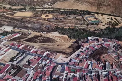 29/03/2021 Huelva.- Recrean por primera vez el puerto desde el que partió Cristóbal Colón hacia América.

Un equipo de investigación de la Universidad de Huelva ha recreado por primera vez el puerto de Palos de la Frontera del que partió Colón en 1492 hacia América. Mediante un análisis geológico y químico, los investigadores se remontan seis millones de años para comprobar los cambios que ha sufrido el terreno hasta la actualidad. Así, reproducen en una maqueta a escala cómo era la dársena en el momento de la partida de la expedición colombina y predicen futuras variaciones del terreno en esta área y otras con características geológicas similares.

POLITICA ANDALUCÍA ESPAÑA EUROPA HUELVA SOCIEDAD
FUNDACIÓN DESCUBRE