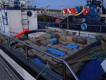 21/04/2017 Fardos de hachís incautados. .
Funcionarios de la Agencia Tributaria y agentes de la Policía Nacional han incautado 3.390 kilogramos de hachís en una operación contra el narcotráfico llevada a cabo en la costa de Huelva que se ha saldado con la detención en el puerto pesquero de Mazagón de tres de los cinco tripulantes de la embarcación intervenida y que continúa abierta.
POLITICA ANDALUCÍA ESPAÑA EUROPA HUELVA
EUROPA PRESS/AEAT