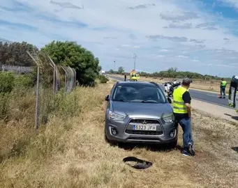 Coches parados por el bloqueo de la carretera.