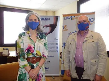 Patricia Cuevas Sarria, directora de ESIC Sevilla, y Rafael Eugenio Romero Garc&iacute;a, gerente de la Asociaci&oacute;n de Industrias Qu&iacute;micas, B&aacute;sicas y Energ&eacute;ticas de Huelva (AIQBE) tras la firma