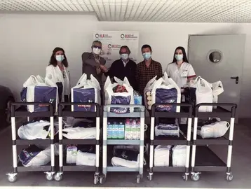 El director del Grupo, José Luis Mendoza hace entrega de los productos de primera necesidad