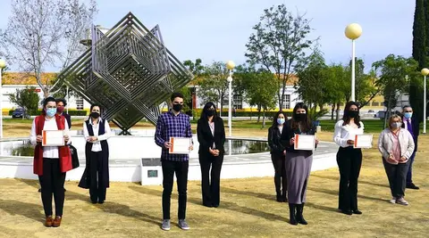 Los premiados posan junto a la rectora de la UHU