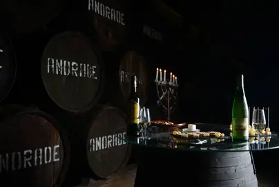 Un de los numerosos templos vitivinícolas del Condado