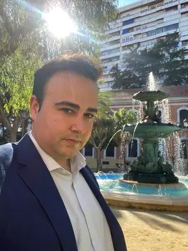 Alberto posa con la Casa Colón como telón de fondo