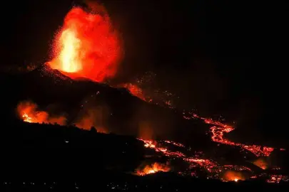 Una boca eruptiva expulsa lava y piroclastos en la zona de Los Llanos, a 20 de septiembre de 2021, en El Paso, La Palma, Santa Cruz de Tenerife, Islas Canarias, (Espa&ntilde;a). La erupci&oacute;n volc&aacute;nica iniciada ayer a las 16 horas en la zona de Cabeza de Vaca (La Palma), justo cuando la actividad s&iacute;smica en la isla de La Palma hab&iacute;a alcanzado el m&aacute;ximo desde el inicio del enjambre hace ya una semana, se encuentra en estos momentos con dos fisuras, separadas unos 200 metros, y ocho bocas por las que emerge la lava. Al menos 15 viviendas se encuentran afectadas por la erupci&oacute;n a primera hora de este lunes y ya son m&aacute;s de 5.000 evacuados por el momento. Los expertos desconocen cu&aacute;ndo finalizar&aacute; esta erupci&oacute;n, que ha dejado temperaturas de 1.075 &ordm;C en los r&iacute;os de lava provenientes del volc&aacute;n.
20 SEPTIEMBRE 2021
Kike Rinc&oacute;n / Europa Press
21/9/2021