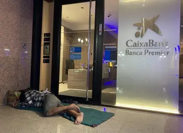 Un indigente duerme en Huelva a las puertas de una entidad financiera