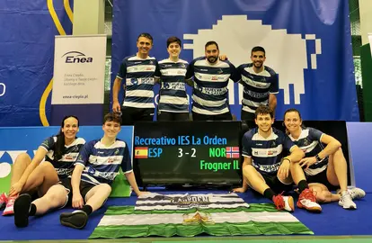 Los jugadores del IES La Orden tras ganar a los noruegos.