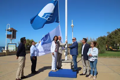 2022 06 30 Izada de los distintivos de Calidad de la Playa de Islantilla 02