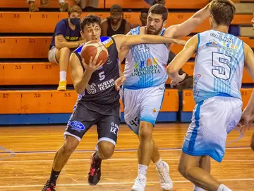 Andrés Tejada en acción con el Enrique Benítez.