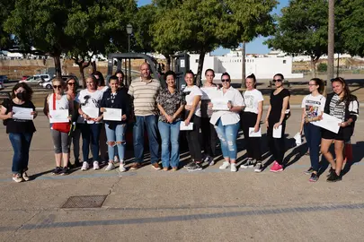 Mujeres palermas posan con su diploma acreditativo