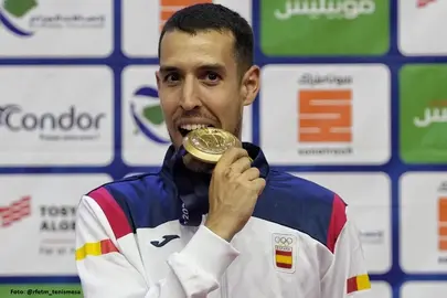 Álvaro Robles con el oro de Orán.