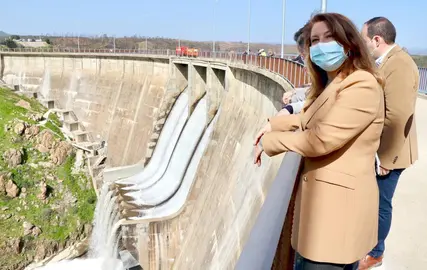 La consejera Carmen Crespo, en la presa de Sotiel-Olivargas.
