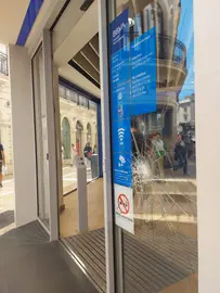 Cristalera destrozada de la OP del BBVA en el centro de Huelva.