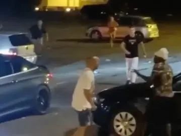 Uno de los agresores momentos antes de noquear a un inmigrante
