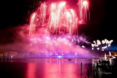 Espect&aacute;culo piromusical visto desde la otra orilla. (Fotos: Antonio Aguilera)