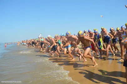 La Playa de La Canaleta acogerá mañana sábado la XIX Travesía a Nado de Punta Umbría.