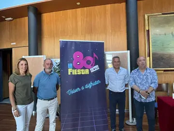 Las autoridades junto al presidente del Isla Cristina FC