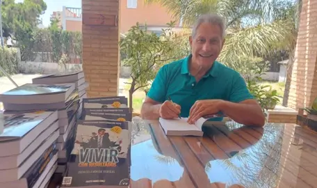 Firmando ejemplares de su best seller.