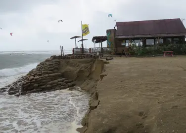 Un chiringuito afectado por un temporal reciente en Huelva.