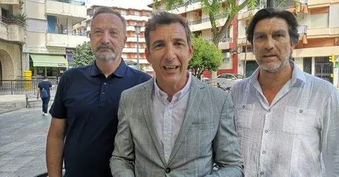 El senador socialista, en el centro, durante su intervención.