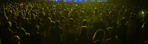 Aglomeración para asistir a un concierto sin mascarillas ni separaciones, la nueva normalidad