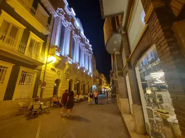 El Gran Teatro, iluminado, con una tienda con el escaparate luciendo anoche más de las 22.00 horas.