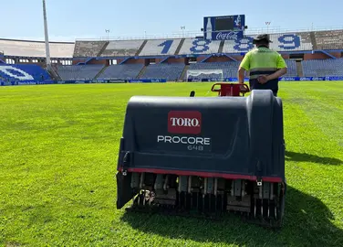 El césped del Nuevo Colombino se somete a un tratamiento de pinchado para su oxigenación.