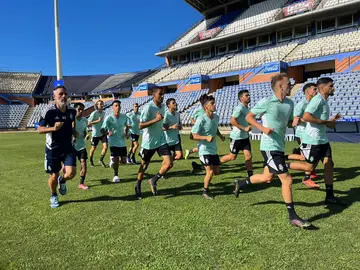 Abel Gómez corre junto a sus jugadores.