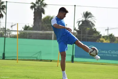 Dani Aquino entrenando con el Mar Menor.