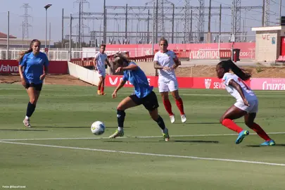 Lance del amistoso entre el Sevilla y el Sporting de Huelva.