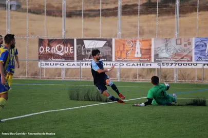 Fran Ávila marca un gol para el Recreativo.