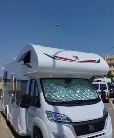 Una autocaravana estacionada en primera linea de playa