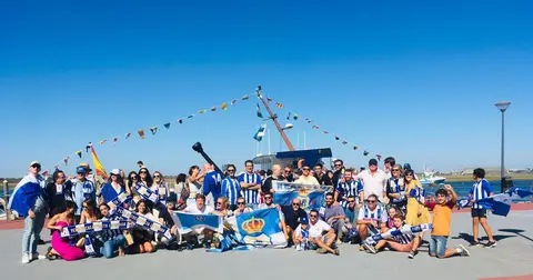 Los aficionados del Recre que hoy han ido al Nuevo Colombino en canoa.