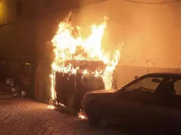 El fuego a punto estuvo de alcanzar los vehículos aparcado en sus inmediaciones