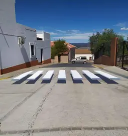 Imagen del paso de peatones que divide a la población