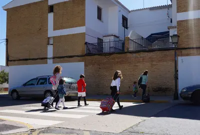 Alumnos a la salida de un colegio