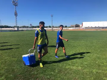 Manu Galán tira del carro del Recreativo.